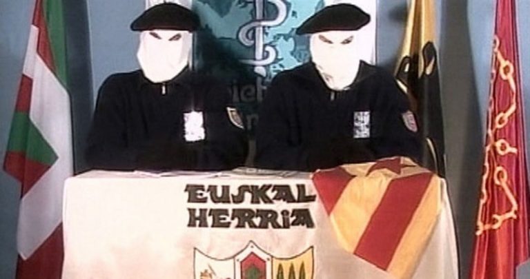 Cataluña| El 18 de febrero de 2004 la banda terrorista de ETA exhibe la ‘Estelada’ de los separatistas y apoya el Procés