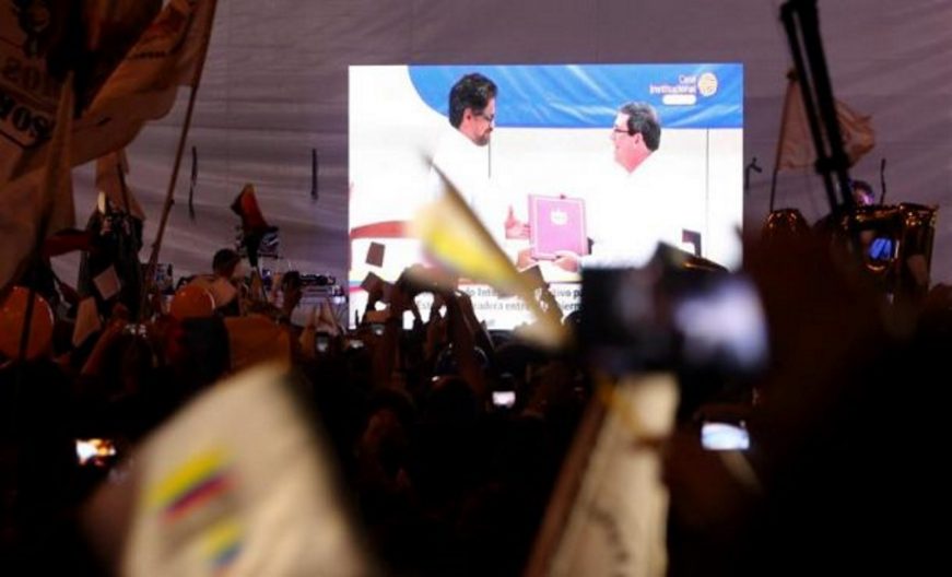 FOTOGRAFÍA. lA HABANA (CUBA), 24.08.2016. Imagen de una pantalla con la transmisión por televisión de la firma del acuerdo final. Efe
