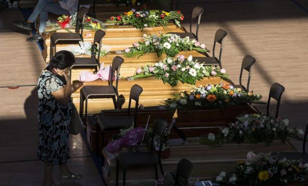 Familiares de las víctimas del terremoto acompañan a sus féretros, antes del funeral de Estado, hoy en Ascoli Piceno. EFE