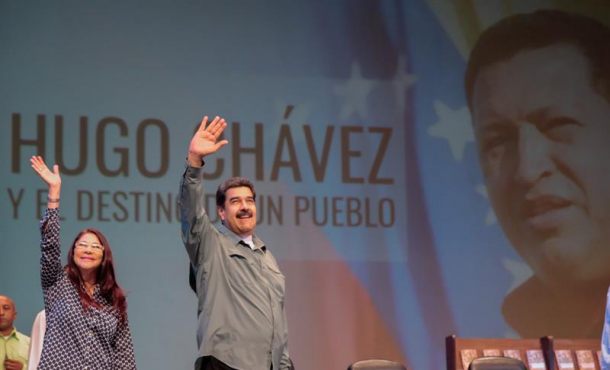Fotografía cedida por el Palacio de Miraflores donde se observa al presidente de Venezuela Nicolás Maduro (d) saludando junto a la primera dama Cilia Flores... EFE