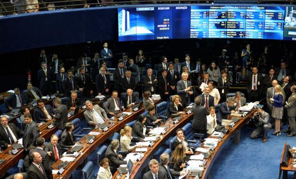 Fotografía de una sesión del Senado brasileño para decidir el destino de la presidenta suspendida, Dilma Rousseff, hoy, miércoles 10 de agosto de 2016, en Brasilia (Brasil). EFE