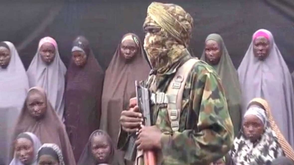 Fotograma del vídeo de la organización asesina terrorista islamista yihadista nigeriana, Boko Haram, con las niñas de Chibok. Lasvocesdelpueblo.