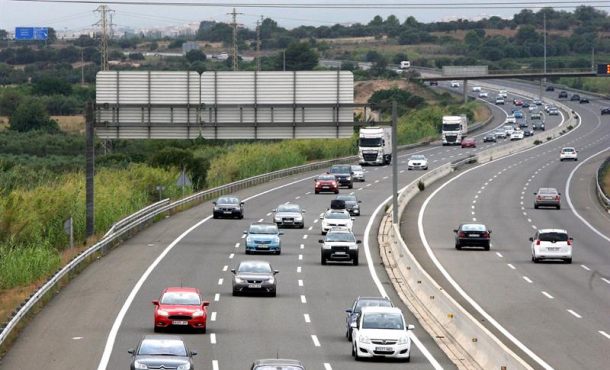 Imagen de la AP-7 a su paso por Tarragona con tránsito denso en sentido Barcelona. en la operación retorno de fin de agosto.- EFE