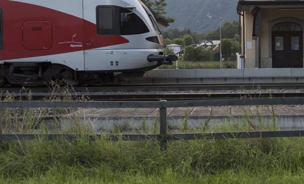 Imagen de la estación de tren de Salez-Sennwald, donde un hombre atacó antes de ayer a otros pasajeros en un tren suizo. EFE