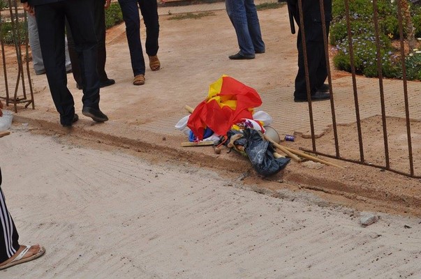 Desprecio absoluto de las autoridades marroquíes a la bandera de España durante la detención de los patriotas españoles en Sidi Ifni. Lasvocesdelpueblo.