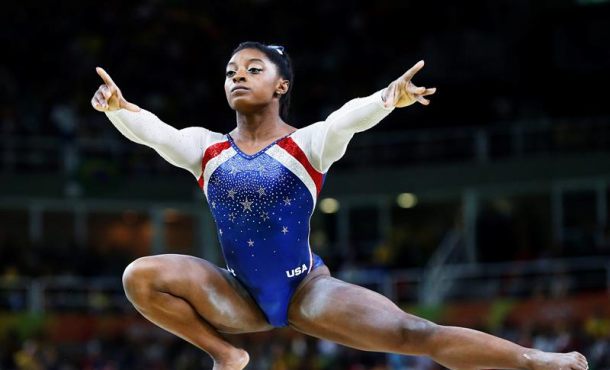 La gimnasta estadounidense Simone Biles realiza su presentación sobre la viga de equilibrio en la final del 'All-Around' de los Juegos Olímpicos de Río 2016... Efe