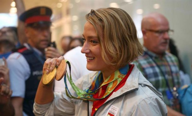 La nadadora Mireia Belmonte, posa con las medallas de oro en 200 mariposa y bronce en 400 estilos, a su llegada al aeropuerto de El Prat... Efe.