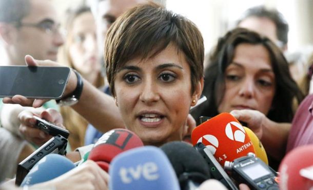 La portavoz adjunta del PSOE, Isabel Rodríguez, atiende a los medios tras la reunión de la Junta de Portavoces, en el Congreso de los Diputados. EFE