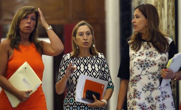 La presidenta de la Cámara Baja, Ana Pastor (c), junto a la vicepresidenta tercera de la Mesa del Congreso, Rosa María Romero (d), y la secretaria primera, Alicia Sánchez-Camacho (i)... Efe.