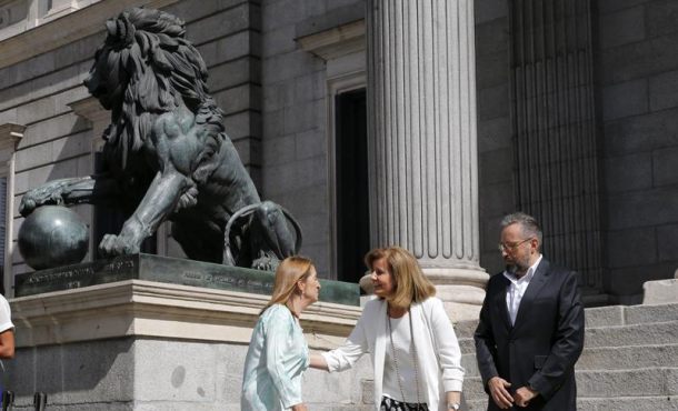 La presidenta del Congreso de los Diputados, Ana Pastor (i), saluda a la ministra de Empleo y Seguridad Social en funciones, Fátima Báñez,... Efe