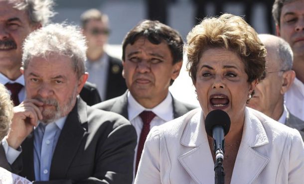 La presidenta suspendida de Brasil, Dilma Rousseff (d), habla junto al expresidente Luiz Inacio Lula da Silva (i). Archivo Efe