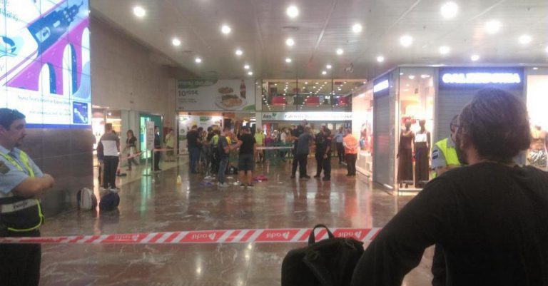 Las fuerzas de seguridad hoy en Sants barcelona tras el ataque. Fot ifoemergencias. lasvocesdelpueblo.