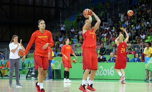 Las jugadoras de la selección española de baloncesto Marta Xargay (iz) Laura Nicholls (c) y Laura Gil realizan ejercicios de calentamiento poco antes del partido ante Serbia...EFE