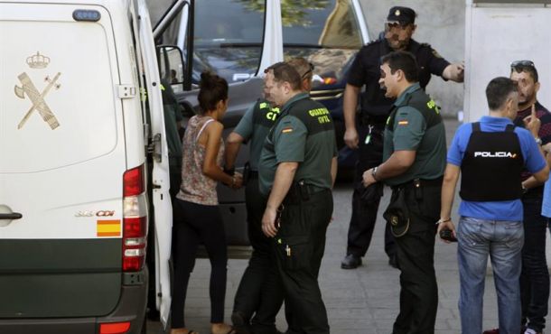 Llegada a los juzgados de Ciudad Real de la primera de los cuatro detenidos por tirotear a agentes de la Guardia Civil en una operación desarrollada el jueves en Argamasilla... Efe