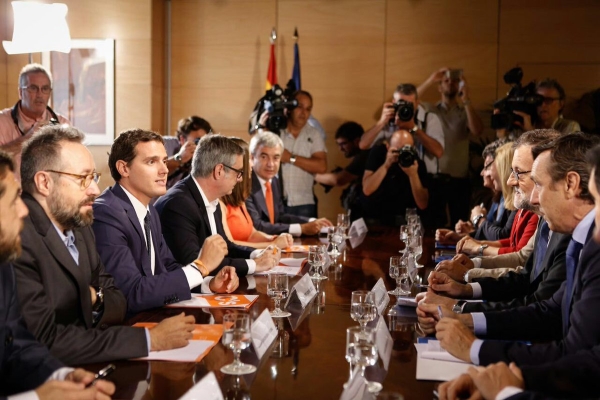 Los equipos de negociaciones de Ciudadanos (i) y del PP (d) con sus máximos representantes Albert Rivera Díaz (iz. c) y Mariano Rajoy Brey (dcha. c)... Lasvocesdelpueblo.