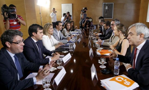 Los integrantes de los equipos negociadores del PP y de Ciudadanos esta semana en una reunión en el Congreso de los Diputados. EFE