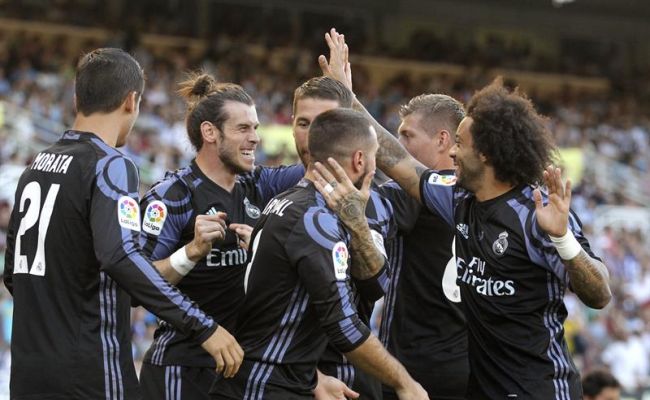 Los jugadores del Real Madrid celebran el gol de Bale (2i), ante la Real Sociedad, durante el encuentro correspondiente a la primera jornada de la Liga Santander... EFE