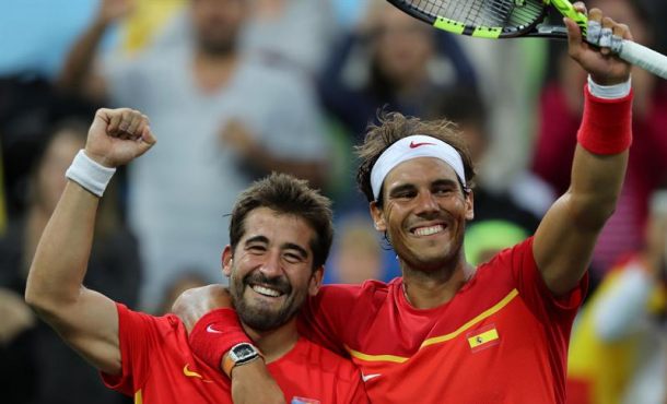 Los tenistas españoles Rafael Nadal (d) y Marc Lopez (i) celebran tras vencer a los canadienses Daniel Nestor y Vasek Pospisil durante la semifinal de dobles masculinos... Efe