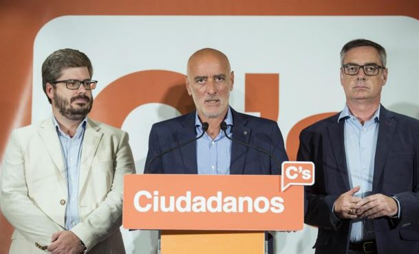 Nicolás de Miguel (c), acompañado por el vicesecretario general de la formación, José Manuel Villegas (d) y el secretario de organización, Fran Hervías (i)... Efe