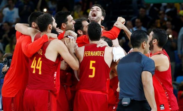 Pau Gasol (c) celebra con sus compañeros la medalla de bronce en el torneo masculino de baloncesto de los Juegos Olímpicos de Río, este domingo 21 de agosto de 2016. EFE