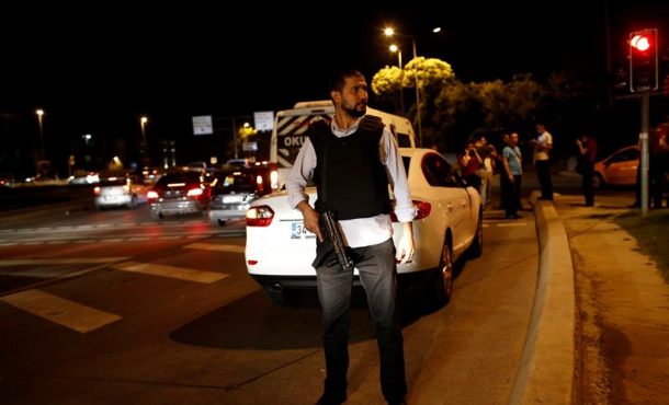 Policías vigilan el lugar de un atentado en Turquía. EFE