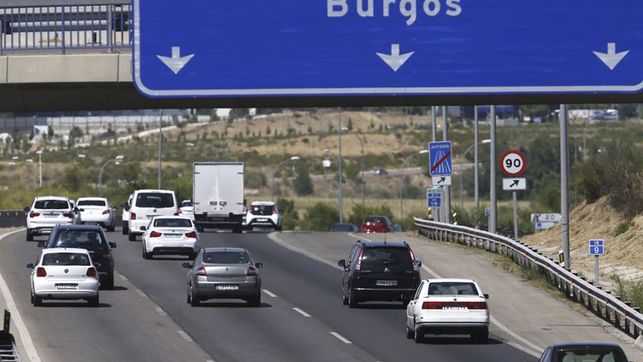 Quince muertos en las carreteras desde el inicio de la operación especial de la Virgen. Tráfico del puente de la Virgen en la Autopista dirección Burgo. Efe