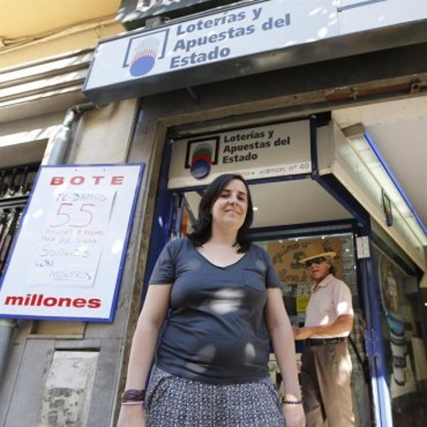Regla Peinado, la responsable de la administración número 40 de la capital hispalense, situada en el número 17 de la calle San Jacinto... Efe