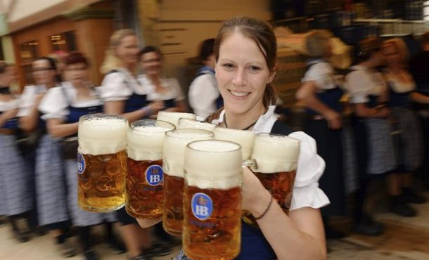 Rubia, morena, negra, sin alcohol, sin gluten, artesanal o incluso envejecida en barrica de vino. Archivo Efe.