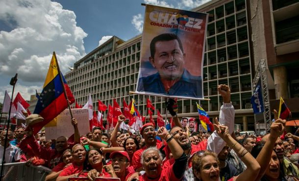Simpatizantes del Gobierno venezolano participan en una marcha hoy, martes 30 de agosto del 2016 en Caracas (Venezuela). Cientos de chavistas marchan hoy... Efe