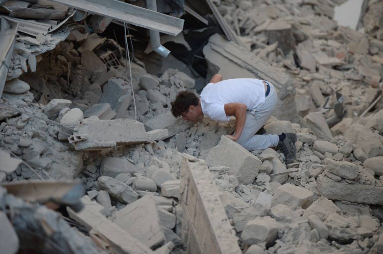 Ascienden a 247 los muertos en terremoto de Amatrice (Italia) y decenas atrapadas bajo escombros
