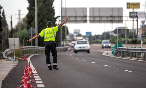 Un agente de la Guardia Civil de Tráfico da el alto a un conductor en un control este mes de agosto. Archivo Efe
