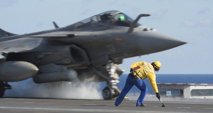 Un avión de caza francés durante la primera operación de Francia contra el terrorismo yihadista sobre Siria, desde la fragata francésa 'Charles de Gaulle'. Archivo Afp.