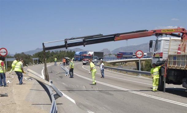 Un grupo de operarios en la autovía A-23. Archivo Efe