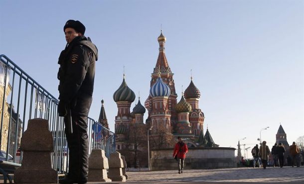 Un policía ruso hace guardia en la Plaza Roja en Moscú, Rusia. Archivo Efe.