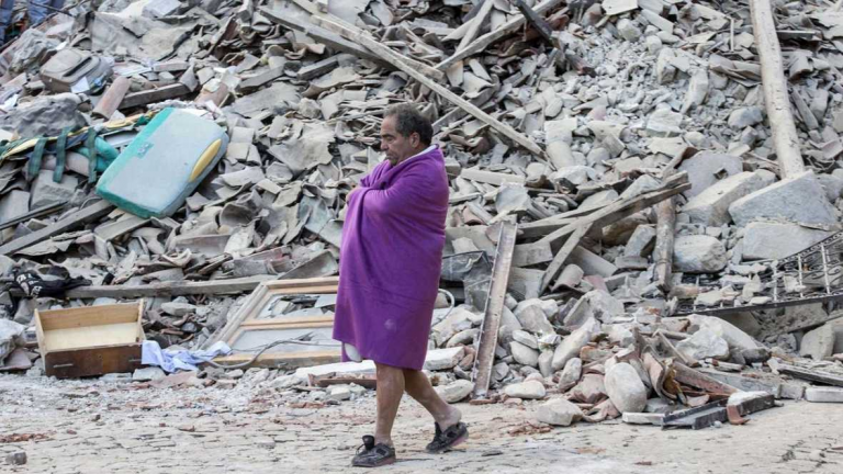 El alcalde de Amatrice (Italia): «Hay voces bajo los escombros, tenemos que salvar a esa gente»