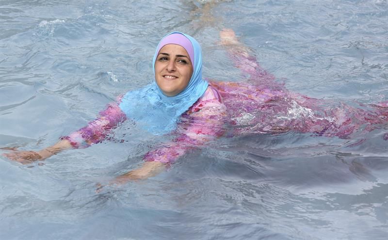 Una mujer islamista turca (Turquí) se baña con un 'burkini'. Archivo Efe.