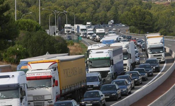 Una vista de la AP-7 con retenciones de varios kilómetros. EFE