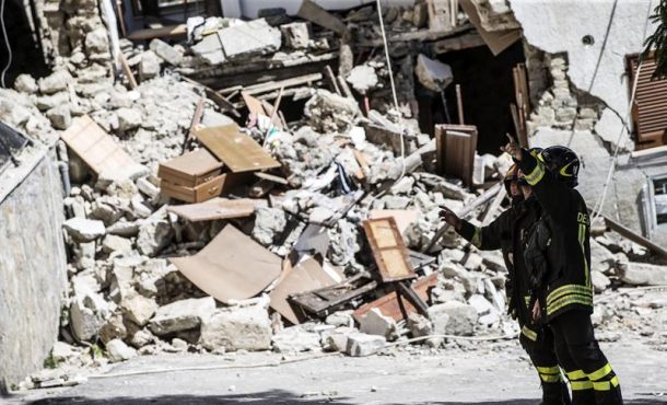 Varios bomberos trabajan entre los escombros en Arquata, centro de Italia. EFE