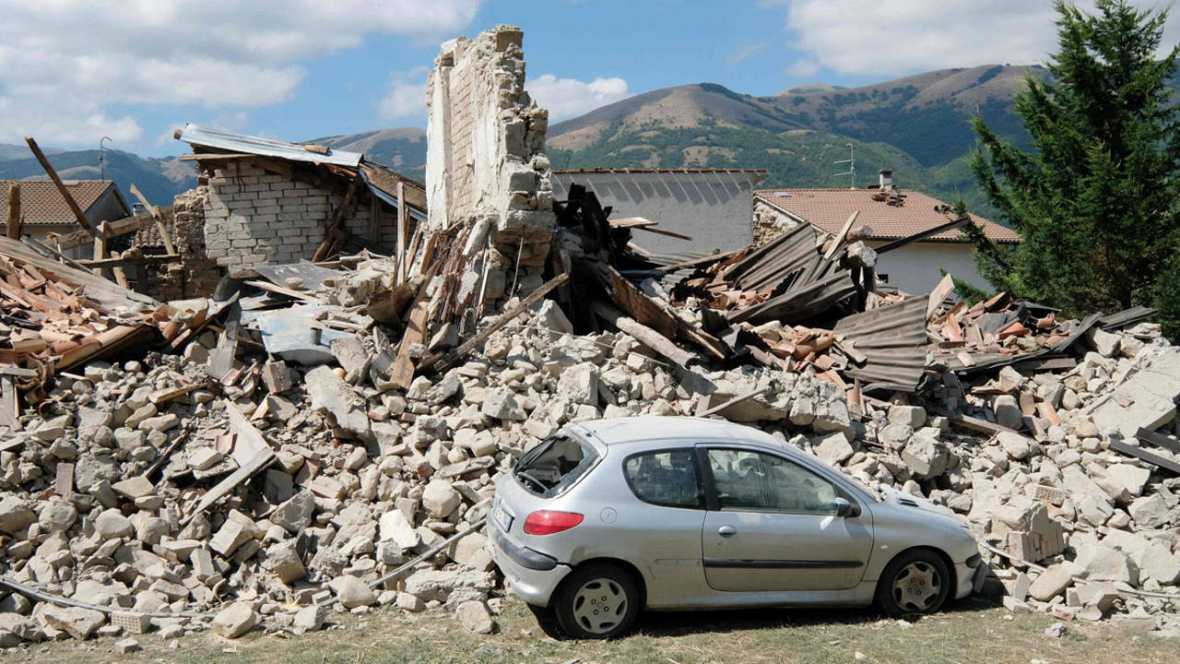 Vista de un edificio destruido por el terremoto en la localidad de Illica donde ha fallecido una española. Afp