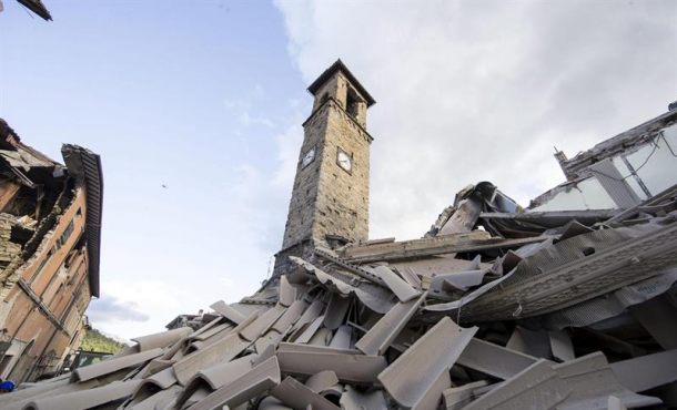 Vista general de varias casas destruidas en Amatrice, en el centro de Italia, hoy, 24 de agosto de 2016. EFE