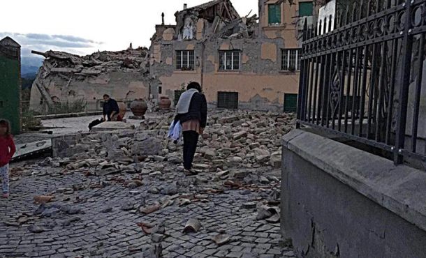 Viviendas afectadas tras el terremoto de 6.2 de magnitud hoy, miércoles 24 de agosto de 2016, en Amatrice (Italia). EFE