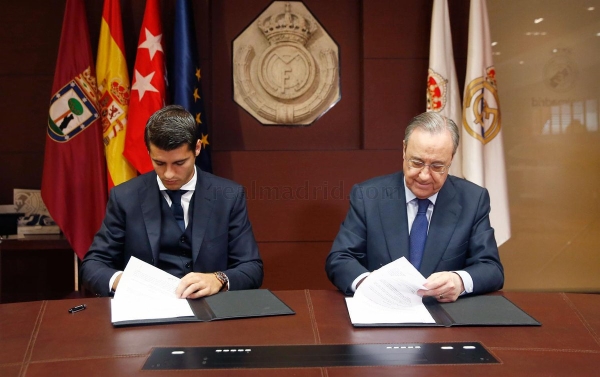 Álvaro Morata (i) firmando su contrato con el Real Madrid junto al presidente merengue, Florentino Pérez (d). Imagen cedida por Real Madrid en las redes sociales. Lasvocesdelpueblo.