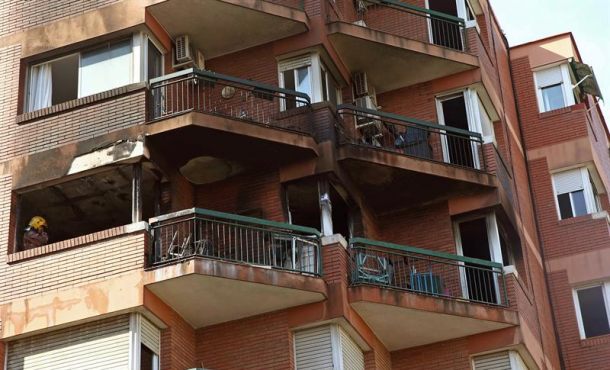Así ha quedado la fachada del edificio tras el incendio de esta mañana. Efe.