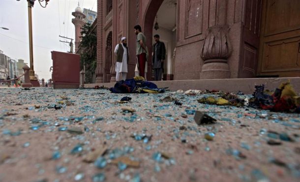 Cristales cubren el suelo cerca del lugar donde se produjo un atentado con bomba en un autobús en Peshawar (Pakistán) el 16 de marzo de 2016.. Archivo Efe.