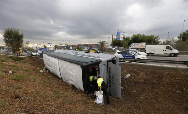 efectivos-de-la-guardia-urbana-inspeccionan-el-autobus-que-transportaba-a-23-turistas-alemanes-que-se-dirigian-al-aeropuerto-y-que-ha-volcado-esta-madrugada-efe