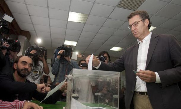 el-candidato-del-pp-a-la-presidencia-de-la-junta-alberto-nunez-feijoo-d-deposita-su-voto-en-la-urna-en-el-colegio-nino-jesus-de-praga-en-vigo-efe