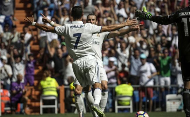 el-delantero-portugues-del-real-madrid-cristiano-ronaldo-celebra-con-su-companero-el-gales-gareth-bale-el-gol-marcado-ante-el-osasuna-el-primero-del-equipo-efe
