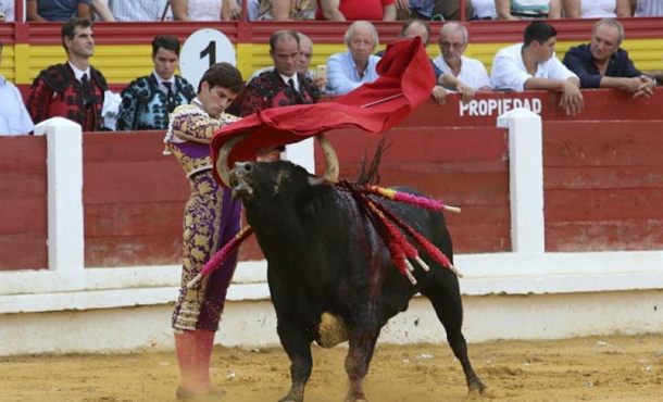 El diestro José Garrido hoy durante el segundo festejo de la Feria de Mérida, en la que se han lidiado toros de Cayetano Muñoz. EFE