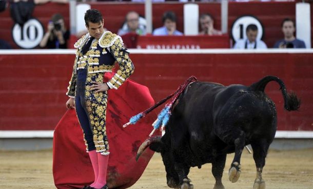 el-diestro-jose-mari-manzanares-durante-la-faena-a-uno-de-sus-toros-en-el-festejo-taurino-de-la-feria-de-albacete-celebrado-esta-tarde-en-la-ciudad-castellano-manchega-efe