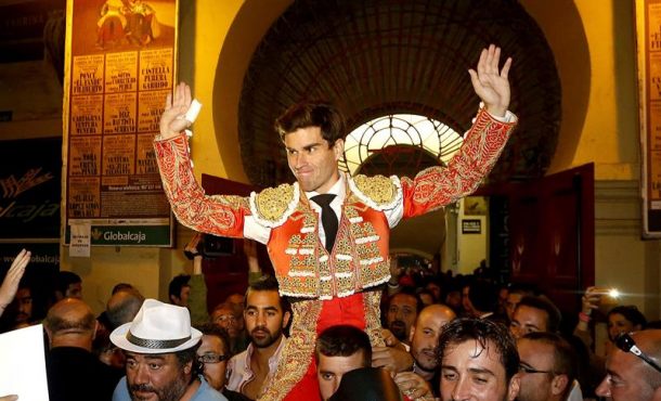el-diestro-ruben-pinar-sale-a-hombros-en-el-ultimo-festejo-de-la-feria-de-la-virgen-de-los-llanos-de-albacete-efe